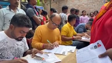 হরিণঘাটা: SIR-র ফর্ম ফিলাপের কাজে নিজে বুথে দক্ষিণের তৃণমূল কংগ্রেসের সভাপতি।