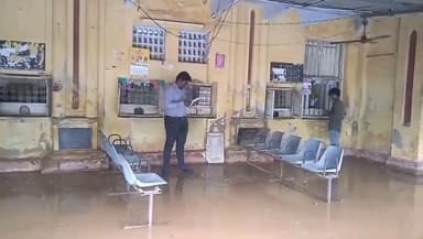 புதுக்கோட்டை: மாவட்ட மின்வாரிய அலுவலகத்தில் பணம் கட்டும் இடத்தில் மழையால் சேரும் சகதியும் நிரம்பியதால் பொதுமக்கள் அவதி