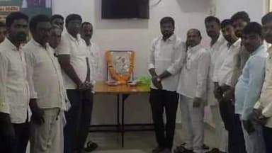 మద్నూర్: వ్యవసాయ మార్కెట్ లో మాజీ ప్రధాని ఇందిరాగాంధీ జయంతి, చిత్రపటానికి పూలమాలలు వేసి నివాళి, కాంగ్రెస్ నాయకులు