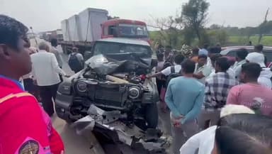 ಇಳಕಲ್: ಅಯ್ಯೋ ದೇವರೇ.... ಲಾರಿ ಚಾಲಕನ ಯಡವಟ್ಟು ಇಳಕಲ್ ನಗರದ ಹೊರವಲಯದಲ್ಲಿ ಸರಣಿ ಅಪಘಾತ