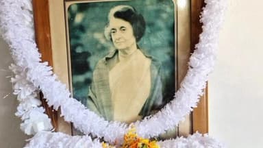 করিমগঞ্জ: শ্রীভূমি জেলা কংগ্রেস কার্যালয়ে ইন্দিরা গান্ধীর প্রতিকৃতিতে মাল্যদান করে শ্রদ্ধা জানালেন জেলা কংগ্রেসের সভাপতি