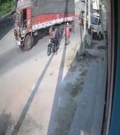 భువనగిరి: భువనగిరి పట్టణంలోని బ్రిడ్జిపై నుంచి దూకి వ్యక్తి ఆత్మహత్య