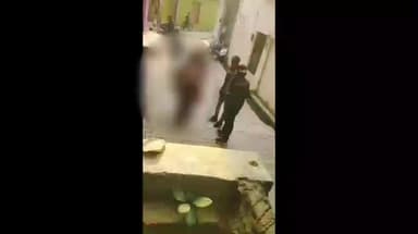 झांसी: थापक बाग में एक छात्रा का रास्ता रोकने पर युवक को टीचर ने पकड़ा, वीडियो हुआ वायरल