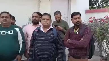 सीतापुर: कलेक्टर कार्यालय में यूरिया खाद की कालाबाजारी को लेकर खुदरा व्यापारियों ने जिलाधिकारी को सौंपा ज्ञापन