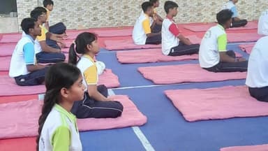 बेंगाबाद: सलूजा गोल्ड इंटरनेशनल स्कूल में आर्ट ऑफ लिविंग का मेधा योग-1 कोर्स सम्पन्न, किशोरों ने बढ़-चढ़कर लिया हिस्सा