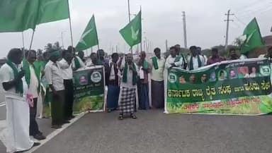 ಮೊಳಕಾಲ್ಮುರು: ಚಳ್ಳಕೆರೆ ಮತ್ತು ಮೊಳಕಾಲ್ಮುರು ವಿಧಾನಸಭಾ ಕ್ಷೇತ್ರಗಳ ಶಾಸಕರಿಗೆ ಸಚಿವ ಸ್ಥಾನ ನೀಡುವಂತೆ ಹಿರೇಹಳ್ಳಿ ಬಳಿ ಹೆದ್ದಾರಿ ತಡೆದು ಪ್ರತಿಭಟನೆ