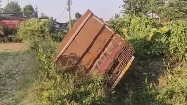 পূর্বস্থলী ২: বড়গছির কাছে গাড়ি স্টিয়ারিং লক হয়ে গিয়ে রাস্তার ধারে খালে উল্টালো ওষুধ ভর্তি গাড়ি, অল্পের জন্য প্রাণে রক্ষা চালকের