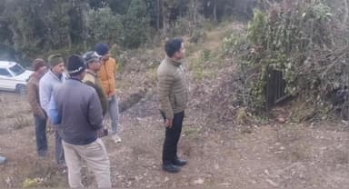 पुल्ला गुमदेश: विकास खंड लोहाघाट के मंगोली में हमलावर गुलदार की दहशत के कारण बच्चे स्कूल आने से कतराए