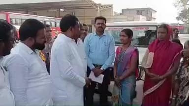 ಗುಳೇದಗುಡ್ಡ: ಪಟ್ಟಣದ ಬಸ್ ನಿಲ್ದಾಣದಲ್ಲಿ ಕಾಂಗ್ರೆಸ್ ಸರ್ಕಾರದ ಪಂಚ ಗ್ಯಾರಂಟಿ ಯೋಜನೆಗಳ ಮೆಚ್ಚುಗೆ ವ್ಯಕ್ತಪಡಿಸಿದ ಮಹಿಳೆಯರು