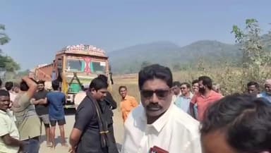 వెంకటాపురం: అలుబాక వద్ద ఇసుక లారీలను అడ్డుకున్న ప్రజలు