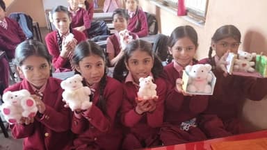 कालपी: कालपी नगर में मासूम छात्राओं ने अपने हस्तनिर्मित प्रोडक्टों का किया प्रदर्शन, दिखाया कला का हुनर