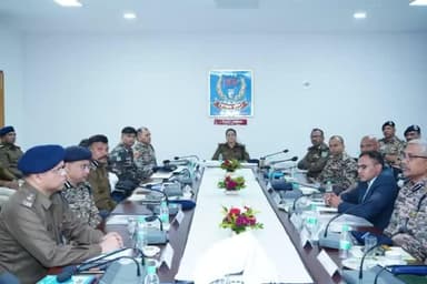 श्रीमती तदाशा मिश्र, पुलिस महानिदेशक, झारखण्ड ने
चाईबासा में नक्सल उन्मूलन संबंधी मुद्दो पर की समीक्षा बैठक