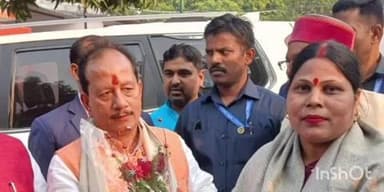 दनियावां: भाजपा नेत्री पूनम यादव ने भाजपा के वरिष्ठ नेताओं से मिलकर बुके देकर किया सम्मानित