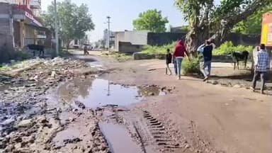 हमीरगढ़: हमीरगढ़ तहसील के मंडपिया चारणान क्षेत्र में 7 साल से बंद नालियों के कारण 200 मीटर सड़क कीचड़ से खराब