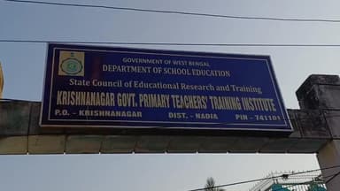 কৃষ্ণনগর ১: হাতারপাড়া এলাকায় আবর্জনার দুর্গন্ধে ছাত্র থেকে শিক্ষক— সকলেই সমস্যায় পড়ছেন