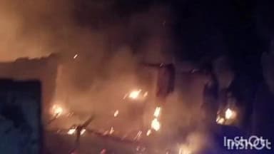 नरैनी: जमवारा गांव में बिजली के शॉर्ट सर्किट से एक झोपड़ी में लगी आग, 3 बकरियां सहित गृहस्थी का सारा सामान जलकर हुआ राख