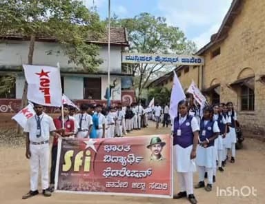 ಹಾವೇರಿ: ಸರ್ಕಾರಿ ಶಾಲೆಗಳ ಉಳಿವಿಗಾಗಿ ನಗರದ ಜೆ.ಹೆಚ್ ಪಟೇಲ್ ವೃತ್ತದಲ್ಲಿ ನೂರಾರು ವಿದ್ಯಾರ್ಥಿಗಳ ಪ್ರತಿಭಟನೆ