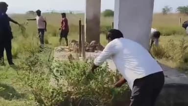 వెంకటాపుర్: పాలంపేట లో శ్మశాన వాటికను శుభ్రం చేసిన గ్రామస్తులు