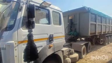 मोर थाना पुलिस ने अवैध बजरी परिवहन करते एक टीपर और अवैध बजरी से भरी ट्रॉली को किया ज़ब्त