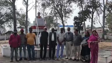 नौरोजाबाद: मंडल कांग्रेस ने इंदिरा पार्क में मनाई आयरन लेडी इंदिरा गांधी की जयंती