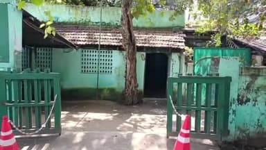 ஆரணி: வீட்டில் கடத்தலுக்காக பதிக்க வைக்கப்பட்டு இருந்த இரண்டு டன் செம்மரக்கட்டைகள் பறிமுதல்