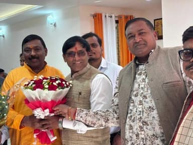 रातू: रातु भाजपा मंडल के कार्यकर्ताओं ने पाकी विधायक के गृह प्रवेश पर उन्हें बधाई दी