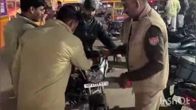 बुढ़नपुर: पुलिस ने वाहनों में रिफ्लेक्टर लगाकर किया जागरूक, वाहन चालकों को सुरक्षित वाहन चलाने का दिया सुझाव