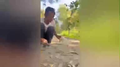 নাকাশিপাড়া: কাঠালবেড়িয়া থেকে উদ্ধার বিষধর গোখরো সাপ, রেসকিউয়ার দীপঙ্কর চক্রবর্তী ও জিতের