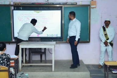 పెన్పహాడ్: అనంతారం జిల్లా పరిషత్ ఉన్నత పాఠశాలను ఆయన ఆకస్మికంగా తనిఖీ చేసినా కలెక్టర్ తేజస్