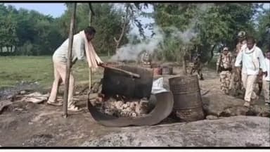 राघोपुर: राघोपुर पुलिस ने दो शराब भट्ठियों को किया ध्वस्त, 100 लीटर कच्चा जावा नष्ट