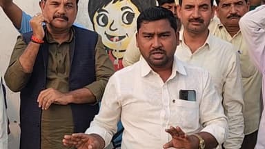 #gonda के #katrabajar में शुरू हुआ पोलिंग सेंटर बदलने का विरोध, डुढ़ही गांव का पोलिंग सेंटर बदले जाने से नाराज लोगों का प...