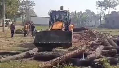 नौतन: शिवराजपुर में वन विभाग की बड़ी कार्रवाई, अवैध आरा मशीन जब्त, लकड़ी तस्कर फरार