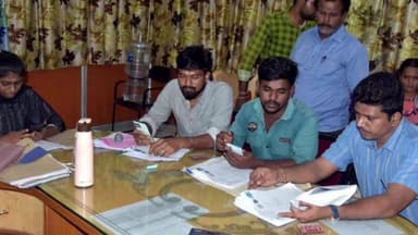 சிவகாசி: மாநகராட்சி அலுவலகத்தில் சிறப்பு தீவிர திருத்த பணிகள் கணக்கெடுப்ப படிவங்கள் பதிவிறக்கம் செய்யும் பணிகளை ஆட்சியர் நேரில் ஆய்வு