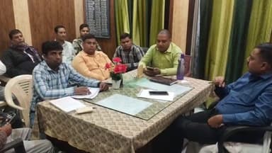 केसरिया: केसरिया प्रखंड विकास पदाधिकारी कुमुद कुमार ने बुधवार को आवास सहायकों के साथ समीक्षा बैठक की