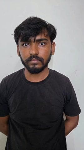 ઉમરગામ: નેશનલ હાઈવે 48 પર ભિલાડ નજીક ટેમ્પોમાં ખાટલાઓની આડમાં રૂ. 2.52 લાખનો વિદેશી દારૂ ઝડપાયો