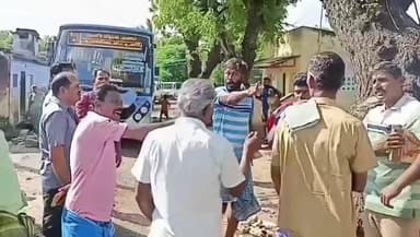 சாத்தூர்: வளையப்பட்டி கிராமத்தில் பல ஆண்டுகளாக சாலை வசதி செய்து தர கோரிக்கை விடுத்தும் சரி செய்யாததால் சாலை மறியல் அரசு பஸ் சிறை பிடித்து பொதுமக்கள் போராட்டம்