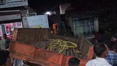 ರಾಯಬಾಗ: ಪಟ್ಟಣದಲ್ಲಿ ಚಲಿಸುತ್ತಿದ್ದ ಟ್ಯಾಕ್ಟರ ವಾಹನದ ಡಬ್ಬಿಗಳ ಪೀನ್ ಕಟ್, ತಪ್ಪಿದ ಬಾರಿ ಅನಾಹುತ