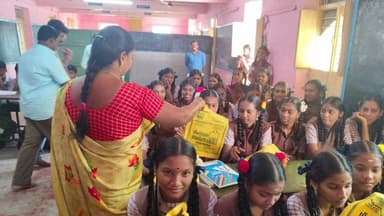 அருப்புக்கோட்டை: வெள்ளக்கோட்டை செங்குந்தர் பள்ளி மாணவ மாணவிகளுக்கு நெகிழி தீமைகள் குறித்து விழிப்புணர்வு நிகழ்ச்சி நகராட்சி சார்பாக நடைபெற்றது