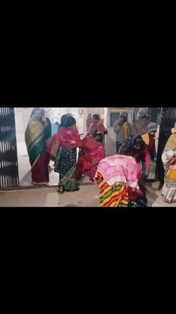 सिमरी बख्तियारपुर अनुमंडलीय अस्पताल के गेट पर एक गर्भवती महिला ने प्रसव पीड़ा बढ़ने पर बच्चे को जन्म दे दिया।