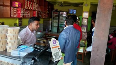 बेंगाबाद: बेंगाबाद में खाद्य सुरक्षा टीम का औचक निरीक्षण, कई दुकानों में अनियमितताएँ मिलने पर सुधार का निर्देश