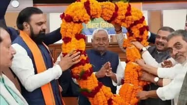 दिनारा: नीतीश कुमार को एनडीए दल का नेता चुने जाने पर दिनारा प्रखंड में हर्ष, पांचों दलों के नेताओं ने दी बधाई