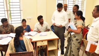 பென்னாகரம்: பாப்பாரப்பட்டி வாக்காளர் பட்டியல் சிறப்பு தீவிர திருத்தப் பணிகள் கலெக்டர் சதீஷ் நேரில் சென்று ஆய்வு செய்து பார்வையிட்டார்.