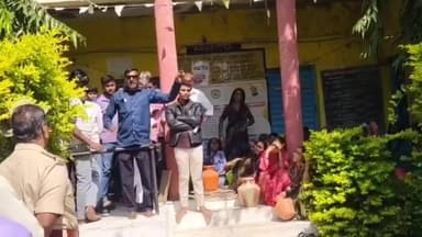 ಕಾಳಗಿ: ರೂಮ್ಮನಗೂಡನಲ್ಲಿ ನೀರಿನ ಕೊರತೆ: ಖಾಲಿ ಕೊಡ ಹಿಡಿದು ಗ್ರಾಮಸ್ಥರು ಪ್ರತಿಭಟನೆ