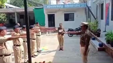 धर्माबाद: इंदिरा गांधी जयंती व राष्ट्रीय एकात्मता दिनानिमित्त धर्माबाद येथील पोलीस कर्मचाऱ्यांनी घेतली राष्ट्रीय एकात्मतेची शपथ