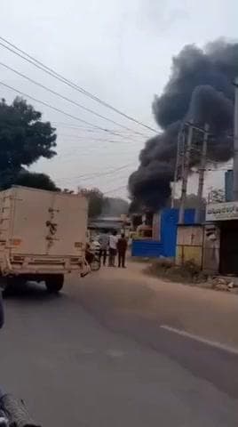 ಹೊಸಪೇಟೆ: ನಗರದ ಜಂಬುನಾಥ ರಸ್ತೆ ಬಳಿ ಟೈಯರ್ ಗೋಡೌನ್ ನಲ್ಲಿ, ಬೆಂಕಿ ಹೊತ್ತಿ ಉರಿದಿದೆ