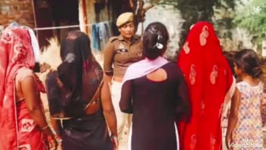 चुनार: मिशन शक्ति अभियान पेज 5 के तहत महिला सिपाहियों ने चुनार में बालिकाओं और महिलाओं को किया जागरूक