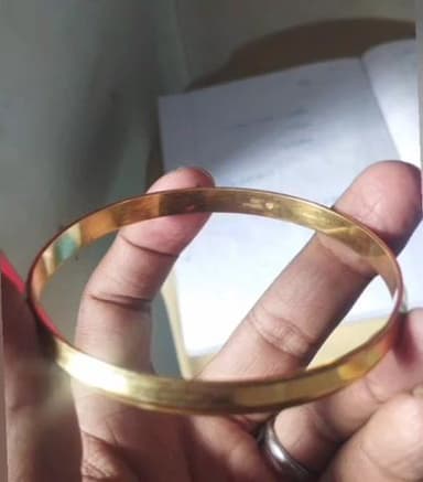 திருவாரூர்: கடைவீதியில் தங்க முலாம் பூசப்பட்ட போலி காப்பு ஏமாற்றி மூன்று லட்சத்து 34,000 பெற்று தப்பி ஓடிய நபரை போலீசார் சிசிடிவி காட்சி கொண்டு தேடி வருகின்றனர்