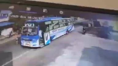 இளையாங்குடி: இளையான்குடி புதூர் பேருந்து நிலையத்தில் பைக்கில் வந்த களவ்தாக்குதல் – சிசிடிவி காட்சி வைரல்