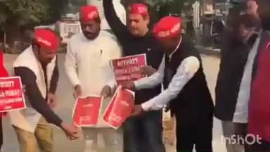 सलेमपुर: पोस्टमार्टम चौराहे पर सपा फ्रंटल संगठनों ने मुलायम सिंह के छपे कार्टून को लेकर किया विरोध प्रदर्शन