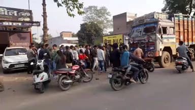 बरही: बरही नगर के खितौली रोड पर ट्रक ने कारों को मारी टक्कर, टली बड़ी दुर्घटना